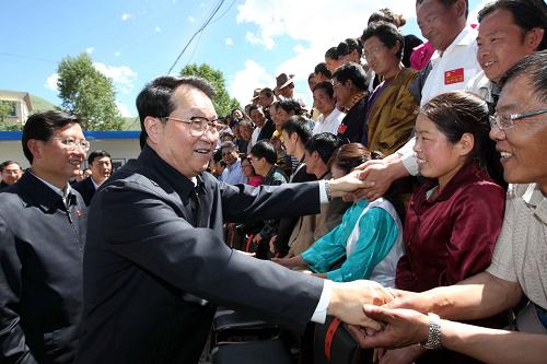 7月2日,李長春在玉樹專程看望和慰問在災(zāi)區(qū)采訪的新聞記者。新華社記者 劉衛(wèi)兵 攝