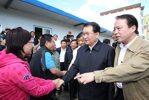 7月2日,李長春在玉樹專程看望和慰問在災(zāi)區(qū)采訪的新聞記者。這是李長春在新華社總編輯何平的陪同下,看望在災(zāi)區(qū)采訪的新華社記者。新華社記者 劉衛(wèi)兵 攝