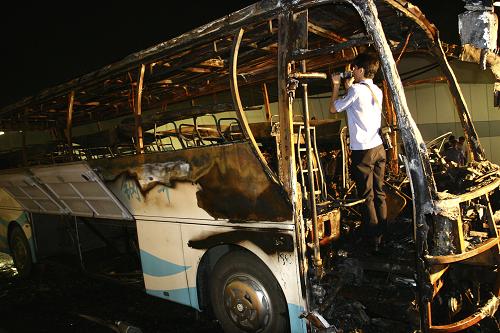 7月5日凌晨,公安人員在客車起火事故現(xiàn)場勘察。7月4日23時(shí)16分許,無錫市內(nèi)環(huán)高架惠山隧道由南向北隧道中段,無錫市雪豐鋼鐵公司一夜班接送車突然起火,經(jīng)初步排查,車上乘員共45人,其中24人當(dāng)場死亡,19人不同程度受傷。新華社發(fā)(程炳洪 攝)