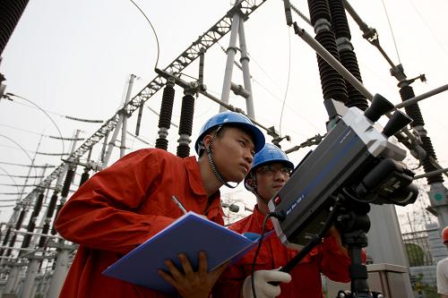 7月5日,安徽省淮北供電公司員工在變電站用激光點測儀器對電網(wǎng)進行檢測。當(dāng)日,安徽省氣象臺發(fā)布高溫黃色預(yù)警信號,其中皖北地區(qū)最高氣溫達37.5攝氏度,電力負荷劇增。安徽省淮北供電公司啟動緊急預(yù)案,加強24小時特巡,組織技術(shù)人員利用先進的激光點測儀器、紅外測溫儀等對電網(wǎng)進行檢測,確保電力可靠供應(yīng)。新華社發(fā)(王文 攝)