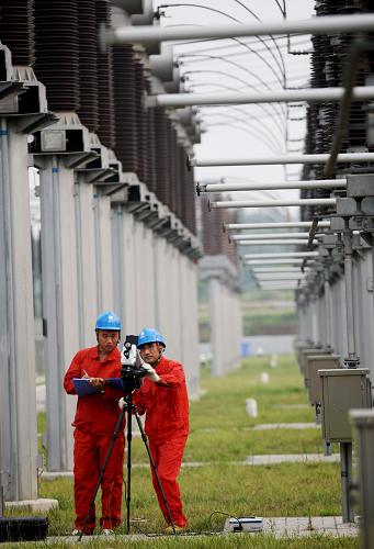 7月5日,安徽省淮北供電公司員工在變電站用激光點測儀器對電網(wǎng)進行檢測。新華社發(fā)(王文 攝)