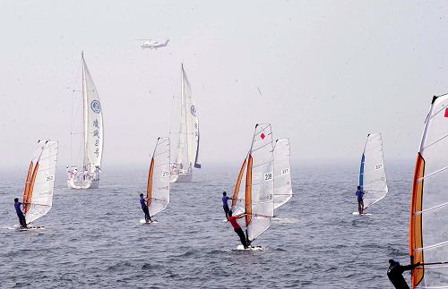 這是7月11日拍攝的海上船舶展演現(xiàn)場。7月11日,遼寧省大連市舉辦形式多樣的主題活動慶祝第六個中國航海日。包括帆船、快艇、游艇、救助船在內(nèi)的船舶在大連星海灣百年城雕廣場南側(cè)海域進(jìn)行海上展演,北海第一救助飛行隊的直升機(jī)也進(jìn)行了飛行和救援表演。中國航海日是2005年在紀(jì)念鄭和下西洋600周年之際,由國務(wù)院批準(zhǔn)設(shè)立的全國性海洋文化活動日。今年中國航海日的主題為“海洋·海峽·海員”。新華社記者 任勇 攝