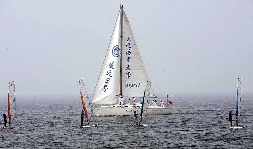 這是7月11日拍攝的海上船舶展演現(xiàn)場。新華社記者 任勇 攝