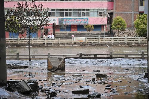 舟曲縣東西主干道濱河路部分路段,積水退去后留下一片泥沼(8月28日攝)。新華社記者 梁強(qiáng) 攝