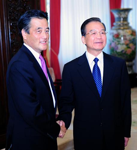 8月29日,中共中央政治局常委、國(guó)務(wù)院總理溫家寶在北京中南海紫光閣會(huì)見來華出席第三次中日經(jīng)濟(jì)高層對(duì)話的日本外務(wù)大臣岡田克也。新華社記者 張鐸 攝