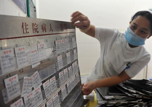 8月29日,在蒙城第一人民醫(yī)院傳染病區(qū),一名護(hù)士在為新入院的霍亂疑似病人建立治療卡片。新華社記者 劉軍喜 攝
