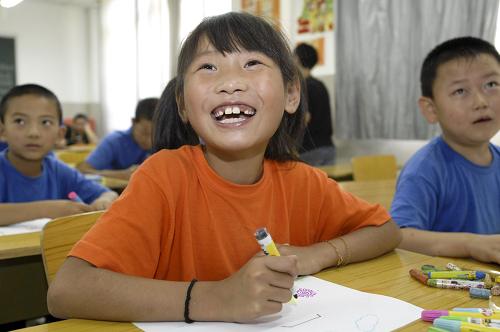 8月29日,藏族小姑娘李倩在老師的啟發(fā)下用畫筆描繪自己心目中的家園。新華社發(fā)(張宇攝)
