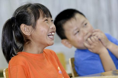 8月29日,藏族小姑娘李倩在心理輔導課上開心地笑起來。新華社發(fā)(張宇攝)