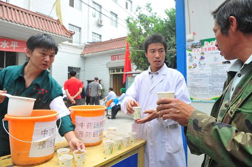 8月29日,在舟曲縣人民醫(yī)院門診部門口,衛(wèi)生部門工作人員主動為群眾介紹和發(fā)放中藥湯劑。甘肅舟曲特大山洪泥石流災(zāi)害發(fā)生后,為防治因受災(zāi)引發(fā)的胃腸道和上呼吸道疾病,甘肅省衛(wèi)生廳專門聯(lián)系名中醫(yī)開具中藥處方,并將這些中藥運往災(zāi)區(qū),熬制中藥湯劑,免費發(fā)放給受災(zāi)群眾和救援人員飲用,防疫效果顯著。新華社記者 梁強 攝