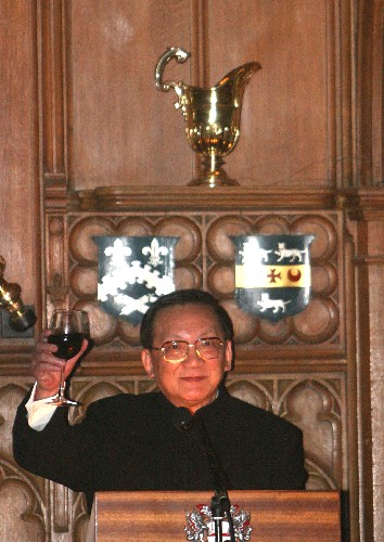 2月18日,中國國務委員唐家璇在倫敦金融城市政廳舉行的大型中英交流活動“時代中國”開幕式上舉杯。新華社記者 謝秀棟 攝