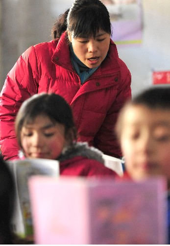 2月25日,銀川市興慶區(qū)新世紀農(nóng)民工子弟小學(xué)老師馬春利給學(xué)生上課。近日,銀川市農(nóng)民工子弟學(xué)校陸續(xù)開學(xué)。據(jù)悉,目前銀川市全市有6所民辦農(nóng)民工子弟學(xué)校,有2000多名農(nóng)民工子弟入學(xué)就讀。 新華社記者 劉泉龍 攝