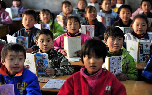 2月25日,銀川市興慶區(qū)新世紀農(nóng)民工子弟小學(xué)的學(xué)生在上課。新華社記者 劉泉龍 攝