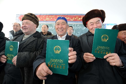 2月25日,新疆塔城市千戶(hù)牧民新村的哈薩克族牧民領(lǐng)到草原使用權(quán)證。 近日,新疆塔城市收回部分國(guó)有土地的經(jīng)營(yíng)權(quán),分給牧民。塔城市千戶(hù)牧民新村新定居的哈薩克族牧民每家分配到50畝飼草飼料地。 新華社記者 沙達(dá)提 攝