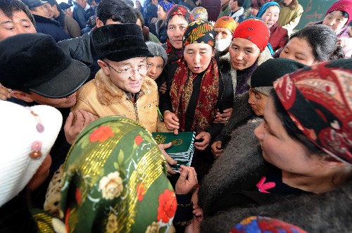 2月25日,正在領(lǐng)取草原使用權(quán)證的哈薩克族牧民熱情高漲。新華社記者 沙達(dá)提 攝