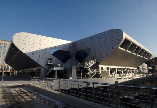 北京航空航天大學(xué)體育館外景(2007年12月13日拍攝)。北京航空航天大學(xué)體育館是北京奧運會改擴(kuò)建場館,是2008年北京奧運會舉重比賽場館。其外型是以銀灰色為主色調(diào)的鋁幕外墻及巨大的架空平臺,似飛碟從天而降,內(nèi)部通過借鑒世界體育建筑設(shè)計的成功經(jīng)驗結(jié)合中國的設(shè)計規(guī)范。場館經(jīng)過精心改造后,不僅體現(xiàn)了“綠色奧運、科技奧運、人文奧運”三大奧運理念,還把滿足奧運實用功能與賽后利用巧妙地結(jié)合起來。 新華社發(fā)