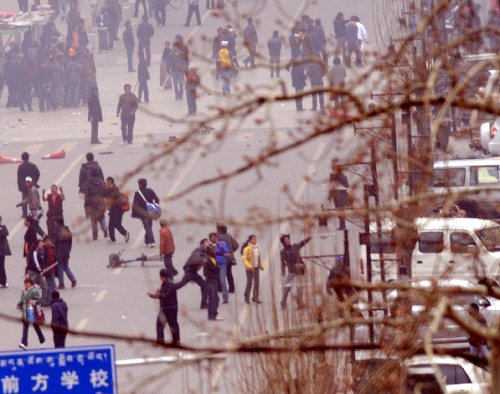 3月14日中午,在拉薩市朵森格路,不法分子在向路邊商鋪、汽車扔石頭。 這是一起駭人聽聞的嚴(yán)重暴力犯罪事件。3月14日,一群不法分子在西藏自治區(qū)首府拉薩市區(qū)的主要路段實施打砸搶燒,焚燒過往車輛,追打過路群眾,沖擊商場、電信營業(yè)網(wǎng)點和政府機關(guān),給當(dāng)?shù)厝嗣袢罕娚敭a(chǎn)造成重大損失,使當(dāng)?shù)氐纳鐣刃蚴艿搅藝?yán)重破壞。事后查明,這天,不法分子縱火300余處,拉薩908戶商鋪、7所學(xué)校、120間民房、5座醫(yī)院受損,砸毀金融網(wǎng)點10個,至少20處建筑物被燒成廢墟,84輛汽車被毀。有18名無辜群眾被燒死或砍死,受傷群眾達382人,其中重傷58人。拉薩市直接財產(chǎn)損失達24468.789萬元。 這是一場反對分裂,維護祖國統(tǒng)一和民族團結(jié)的斗爭。 為了盡快恢復(fù)正常的社會秩序,西藏自治區(qū)黨委、政府組織公安、武警,對在拉薩街頭十分猖狂地進行打砸搶燒的不法分子依法打擊,迅速平息了事態(tài),維護了社會穩(wěn)定,維護了國家法制,維護了西藏各族群眾的根本利益。根據(jù)目前掌握的情況,這起嚴(yán)重的暴力犯罪事件是由達賴集團有組織、有預(yù)謀、精心策劃煽動的,是由境內(nèi)外“藏獨”分裂勢力相互勾結(jié)制造的。 新華社記者 格桑達瓦 攝