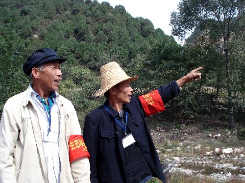 北京市利用科技手段,全面提升森林火災(zāi)整體防控水平,為“綠色奧運”提供安全保障。近些年來,北京市在山區(qū)縣和自然保護區(qū)、風(fēng)景旅游區(qū)、國有林場以及奧運場館周邊等重點地區(qū),建設(shè)了94支專業(yè)森林消防隊和146支森林防火巡查隊,并配備了4.6萬名生態(tài)林管護員,每年簽訂各類森林防火責(zé)任書18萬多份。北京市還與河北等周邊地區(qū)開展了聯(lián)防工作,實行區(qū)域合作、聯(lián)合防控。一旦發(fā)生火情,滅火人員基本可以做到30分鐘內(nèi)趕到火場。這是密云縣深山區(qū)的生態(tài)林管護員在野外巡邏(2007年10月4日攝)。