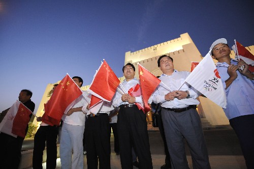 4月14日,在阿曼當?shù)毓ぷ鞯娜A人來到馬斯喀特國際機場迎接圣火。 當日,運送北京奧運圣火的專機從坦桑尼亞首都達累斯薩拉姆飛抵阿曼首都馬斯喀特。 新華社記者張寧攝