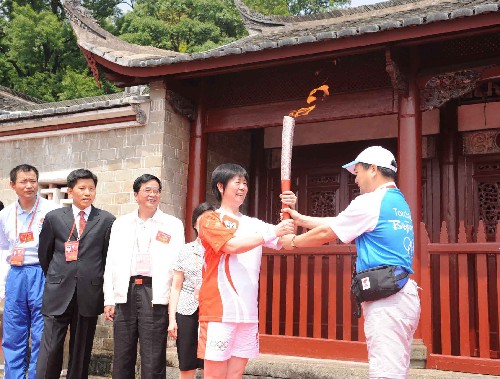 5月13日,在古田會(huì)址,火炬手郭金蘭接過火炬。當(dāng)日,北京奧運(yùn)會(huì)圣火在福建省龍巖市上杭縣古田鎮(zhèn)傳遞。 新華社記者丁林?jǐn)z