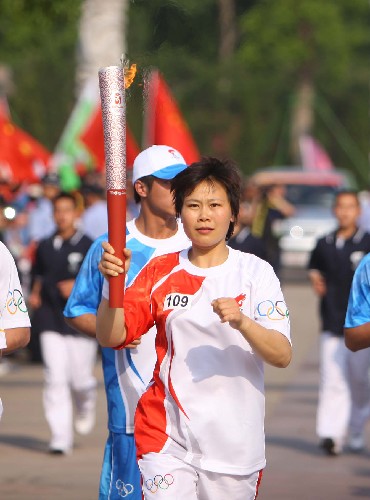 5月17日,火炬手張順?lè)荚谶M(jìn)行傳遞。當(dāng)日,北京奧運(yùn)會(huì)圣火在浙江紹興傳遞。 新華社記者邢廣利攝