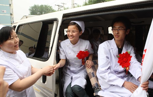 5月17日,北京一支民間抗震救災(zāi)醫(yī)療隊――北京成林骨科醫(yī)院抗震救災(zāi)醫(yī)療隊啟程奔赴四川地震災(zāi)區(qū)。該抗震救災(zāi)醫(yī)療隊得到中國紅十字會等機構(gòu)認證,醫(yī)療隊共有9名隊員,攜帶有捐贈的價值70萬元的治療骨傷的藥品。圖為留守人員為隊員送行。 新華社記者 張燕輝 攝