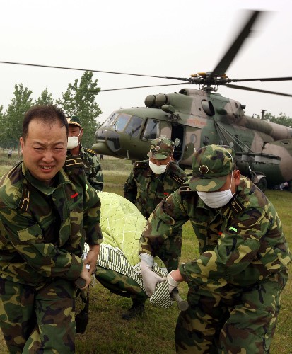 5月17日,解放軍某部派出直升機,空運圍困在大山中的綿竹市清平鄉(xiāng)重傷員到綿竹市醫(yī)院搶救。 新華社記者高學(xué)余攝