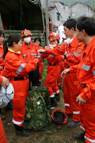 5月17日,國家地震災(zāi)害救援隊(duì)醫(yī)療小組隊(duì)員在做出發(fā)前的準(zhǔn)備工作。 當(dāng)日,于前一天抵達(dá)地震重災(zāi)區(qū)北川縣的國家地震災(zāi)害救援隊(duì)進(jìn)入地震救援現(xiàn)場。 新華社記者 李明放 攝