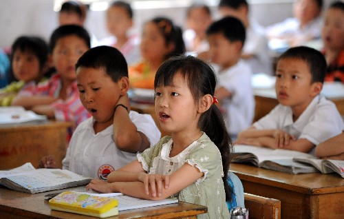 5月21日,趙晗藝(前)在安徽合肥朝霞小學(xué)一年級一班的課堂上認(rèn)真聽講。 汶川大地震發(fā)生時(shí),地震重災(zāi)區(qū)綿竹市漢旺鎮(zhèn)和孝德鎮(zhèn)的兩名學(xué)生趙晗藝、尹皓逃過災(zāi)難。地震發(fā)生后,在安徽合肥同一個(gè)單位工作的兩個(gè)孩子的父親將她們接到合肥。合肥朝霞小學(xué)得知這一消息后,立即接收兩個(gè)孩子到學(xué)校上課,并免除所有費(fèi)用。目前,這兩個(gè)災(zāi)區(qū)孩子已經(jīng)在合肥開始了正常的學(xué)習(xí)和生活。 新華社記者 陳曄華 攝