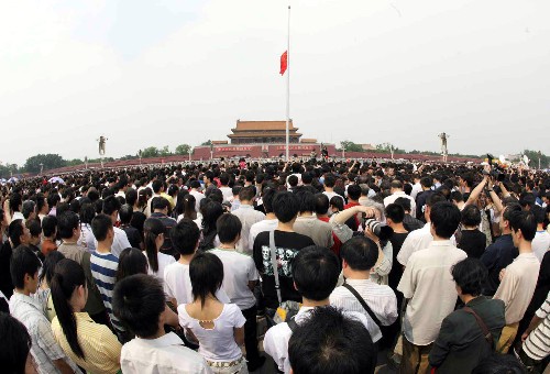 國旗半垂,汽笛長鳴;山河齊哀,舉國同悲。2008年5月19日至21日為全國哀悼日。從白山黑水到雪域高原,從西北邊陲到萬里海疆……全國各地各族群眾通過各種方式,深切悼念四川汶川大地震中不幸遇難的同胞。 5月19日14時28分,人們在北京天安門廣場為汶川大地震遇難同胞默哀。 新華社發(fā)
