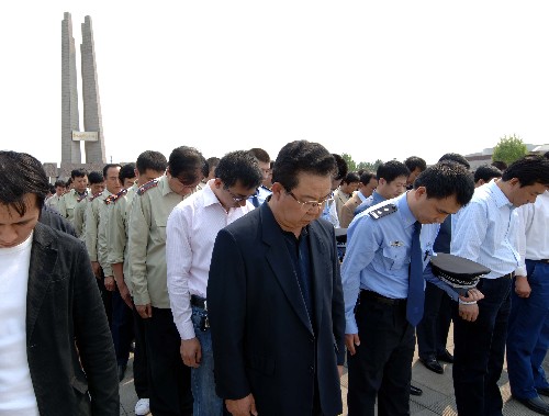 5月19日14時28分,在唐山抗震紀念碑廣場,人們在向四川汶川大地震遇難者默哀。 新華社發(fā)