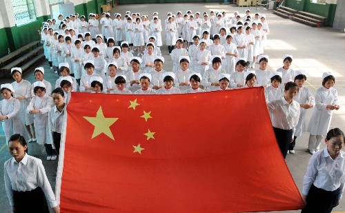 5月20日,三峽大學護理學院即將畢業(yè)的600余名學生參加成人宣誓儀式,沉痛哀悼在地震中遇難的同胞。 新華社發(fā)