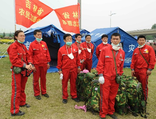 5月20日,在長春市鼎慶公司工作的12名農民工來到四川都江堰地震災區(qū),投入救災工作中。 地震災區(qū)活躍著這樣的一群人,他們和災區(qū)人民沒有血緣關系,卻勝似親人;他們沒有薪酬,卻沖鋒在前;他們不求回報。他們就是無私的志愿者。 新華社記者高潔攝