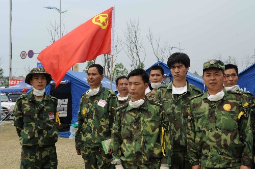 5月20日,由24名來自全國各地且互不相識的退伍軍人和川籍休假軍人組成的志愿者服務隊,在都江堰地震災區(qū)已經工作了7天。 地震災區(qū)活躍著這樣的一群人,他們和災區(qū)人民沒有血緣關系,卻勝似親人;他們沒有薪酬,卻沖鋒在前;他們不求回報。他們就是無私的志愿者。 新華社記者 高潔 攝