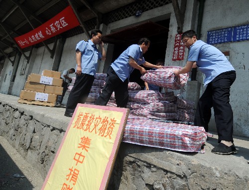 5月21日,杭州鐵路貨運(yùn)站的工作人員在搬運(yùn)一批捐贈的帳篷。 為了使地震災(zāi)區(qū)急需的帳篷、藥品、衣物等物資能在最短時間內(nèi)運(yùn)到災(zāi)區(qū),杭州市民政局、慈善總會與鐵路貨運(yùn)部門專門設(shè)立了救災(zāi)物資運(yùn)送“綠色通道”,單位和個人只要將物資直接送到鐵路貨運(yùn)救災(zāi)“綠色通道”,現(xiàn)場民政部門完成清點(diǎn)后,物資就可以馬上啟運(yùn)災(zāi)區(qū)。 新華社記者 徐昱 攝