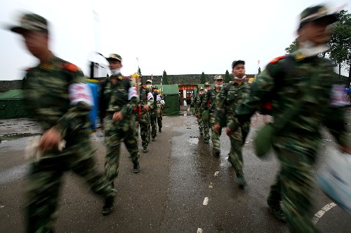 5月21日,廣東邊防總隊七支隊的官兵在界牌鎮(zhèn)緊急奔赴災民家中巡查。 當日,廣東邊防總隊七支隊的官兵趕到綿陽市安縣最偏遠的永河鎮(zhèn)、界牌鎮(zhèn)的村組展開搜救、防疫工作,并幫助災民拆除危房和生產(chǎn)自救。 新華社記者 周文杰 攝