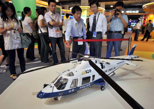 5月21日,觀眾在了解一種將服務(wù)于奧運(yùn)安保的警用直升機(jī)。當(dāng)日,科技奧運(yùn)展覽在中國(guó)國(guó)際展覽中心開(kāi)幕,近160個(gè)參展項(xiàng)目集中展示了北京科技奧運(yùn)建設(shè)成果。 新華社記者羅曉光攝