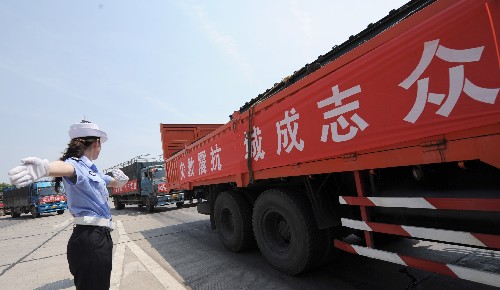 5月21日,裝運(yùn)戰(zhàn)備橋梁的汽車從武漢市啟程。 當(dāng)日,由湖北省支援災(zāi)區(qū)的5座大型戰(zhàn)備橋梁從武漢啟運(yùn),這些被用于快速搶通道路的可拆卸式橋梁將于22日20時(shí)左右運(yùn)抵成都。這些橋梁寬3.5米,最大長度33米,最大荷載60噸,可根據(jù)實(shí)際需要臨時(shí)組裝。這5座橋梁由20多輛大卡車由高速公路運(yùn)送至宜昌,再通過水路運(yùn)送到重慶萬州,再通過汽車轉(zhuǎn)運(yùn)至成都。 新華社記者 程敏 攝