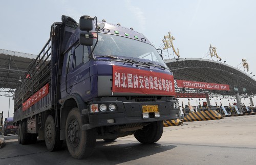 5月21日,裝運(yùn)戰(zhàn)備橋梁的汽車駛出武漢市。當(dāng)日,由湖北省支援災(zāi)區(qū)的5座大型戰(zhàn)備橋梁從武漢啟運(yùn),這些被用于快速搶通道路的可拆卸式橋梁將于22日20時(shí)左右運(yùn)抵成都。這些橋梁寬3.5米,最大長度33米,最大荷載60噸,可根據(jù)實(shí)際需要臨時(shí)組裝。這5座橋梁由20多輛大卡車由高速公路運(yùn)送至宜昌,再通過水路運(yùn)送到重慶萬州,再通過汽車轉(zhuǎn)運(yùn)至成都。 新華社記者 程敏 攝