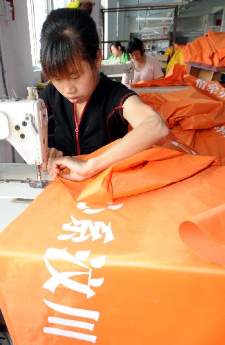 5月21日,杭州余杭區(qū)的一家生產(chǎn)帳篷的企業(yè)員工正在生產(chǎn)救災(zāi)帳篷。汶川大地震后,浙江生產(chǎn)帳篷的企業(yè)加班加點(diǎn)生產(chǎn)救災(zāi)帳篷,緊急支援四川災(zāi)區(qū)。 新華社記者 王定昶 攝