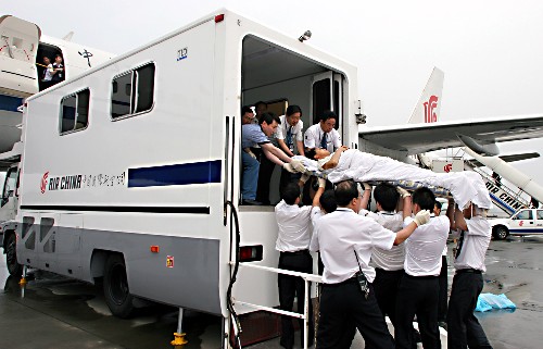 國航改裝波音757飛機客艙搶運地震災(zāi)區(qū)重傷員 5月21日,在成都雙流國際機場,國航工作人員將地震災(zāi)區(qū)重傷員運往改裝后的波音757飛機。 為及時滿足大量地震災(zāi)區(qū)重傷員轉(zhuǎn)運治療的需要,國航僅用一天時間就完成了波音757改裝,在原200座的機艙里安置了36個擔架位置,留有51個醫(yī)護及陪護人員座位?!?新華社發(fā)(易世忠攝)
