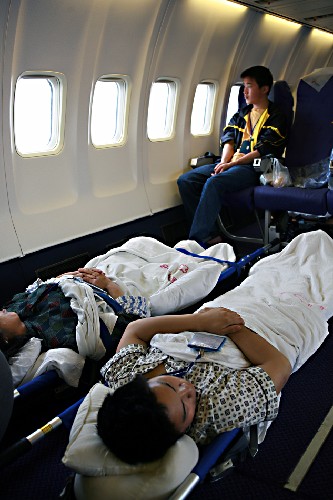 5月21日,兩名地震災(zāi)區(qū)重傷員躺在改裝后的波音757飛機客艙內(nèi)。 為及時滿足大量地震災(zāi)區(qū)重傷員轉(zhuǎn)運治療的需要,國航僅用一天時間就完成了波音757改裝,在原200座的機艙里安置了36個擔架位置,留有51個醫(yī)護及陪護人員座位?!?新華社發(fā)(易世忠攝)
