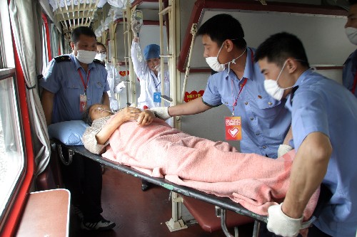 5月21日,在四川省江油火車站,工作人員將受傷的災(zāi)區(qū)群眾送上火車。 當(dāng)日,云南省派出的運(yùn)送災(zāi)區(qū)受傷群眾的專列抵達(dá)四川省江油市,將江油市300多名受傷群眾轉(zhuǎn)移到昆明治療。 新華社發(fā)(龔輝 攝)