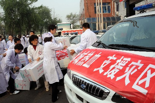 5月22日,工作人員把新鮮冰凍血漿裝車,準(zhǔn)備運(yùn)往機(jī)場(chǎng)。 當(dāng)日,衛(wèi)生部從黑龍江省血液中心調(diào)撥的20萬(wàn)毫升新鮮冰凍血漿空運(yùn)昆明,支援救治轉(zhuǎn)運(yùn)昆明的災(zāi)區(qū)傷員。 新華社記者 高增雙攝