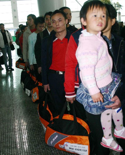 5月22日,四川籍農(nóng)民工在大連周水子國(guó)際機(jī)場(chǎng)排隊(duì)候機(jī)。 當(dāng)日,大連市建委、大連市勞動(dòng)和社會(huì)保障局等5家單位共同發(fā)起,開展援助在大連四川籍受災(zāi)農(nóng)民工專項(xiàng)活動(dòng),免費(fèi)為農(nóng)民工提供機(jī)票。首批47名來(lái)自四川災(zāi)區(qū)的農(nóng)民工乘坐飛機(jī)返鄉(xiāng)。 新華社記者 閆平攝