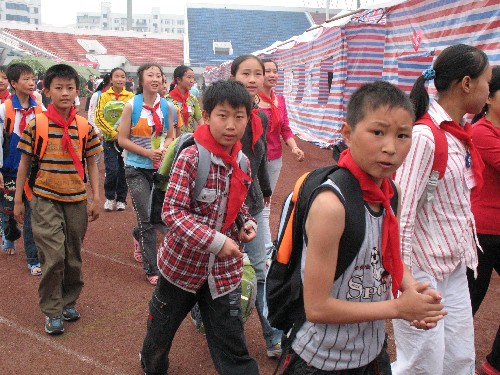 5月22日,“愛心帳篷學(xué)校”的學(xué)生們下課放學(xué)。 當(dāng)日,設(shè)在四川綿陽(yáng)市南河體育館災(zāi)民臨時(shí)安置點(diǎn)的“愛心帳篷學(xué)校”正式開學(xué),近700名災(zāi)區(qū)學(xué)生在這里重返課堂。 新華社記者 侯大偉 攝