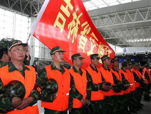 5月22日,吉林省派出的第三支抗震救災(zāi)防疫隊(duì)隊(duì)員準(zhǔn)備開赴災(zāi)區(qū)。 當(dāng)日,由吉林省派出的第三支抗震救災(zāi)防疫隊(duì)開赴災(zāi)區(qū),開展震后防疫工作。這支抗震救災(zāi)防疫隊(duì)共有44名隊(duì)員,由衛(wèi)生、防疫和后勤保障三個(gè)部門組成。 新華社記者 邵守志 攝