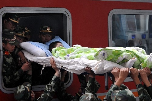 5月22日,貴陽(yáng)鐵路、武警救護(hù)人員在小心翼翼地將一名傷員抬下火車(chē)。 當(dāng)日,首批288名在汶川大地震中受傷的德陽(yáng)籍的危重傷員,乘專(zhuān)列安全抵達(dá)貴州省,并順利轉(zhuǎn)移到遵義市和貴陽(yáng)市的4家醫(yī)院救治。 新華社記者 楊俊江 攝