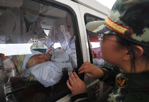 5月22日,一名武警部隊(duì)衛(wèi)生員目送一名傷員乘救護(hù)車(chē)離開(kāi)。當(dāng)日,首批288名在汶川大地震中受傷的德陽(yáng)籍的危重傷員,乘專(zhuān)列安全抵達(dá)貴州省,并順利轉(zhuǎn)移到遵義市和貴陽(yáng)市的4家醫(yī)院救治。新華社記者 楊俊江 攝