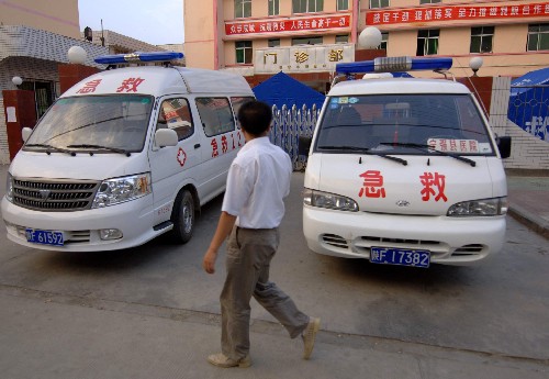 5月27日,陜西省寧強(qiáng)縣醫(yī)院門口停放的救護(hù)車隨時(shí)待命。 當(dāng)日,陜西省寧強(qiáng)縣發(fā)生5.7級(jí)余震。 新華社記者 陳鋼 攝