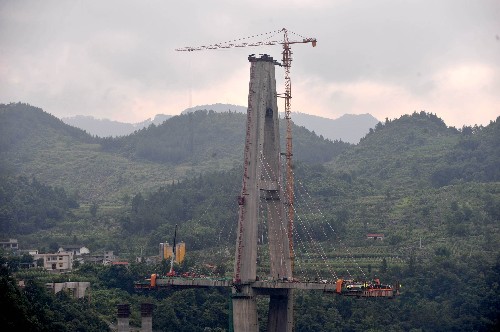 正在施工中的滬蓉西高速公路清江大橋(6月24日攝)。清江大橋位于湖北省恩施市舞陽壩街道辦事處鴨子塘村,是滬蓉西高速公路西恩利段的控制性工程,也是滬蓉西高速公路西段最大的獨塔斜拉橋,主塔高166.5米,主跨220米,邊跨150米。目前該工程建設(shè)進展順利。 新華社記者 郝同前 攝